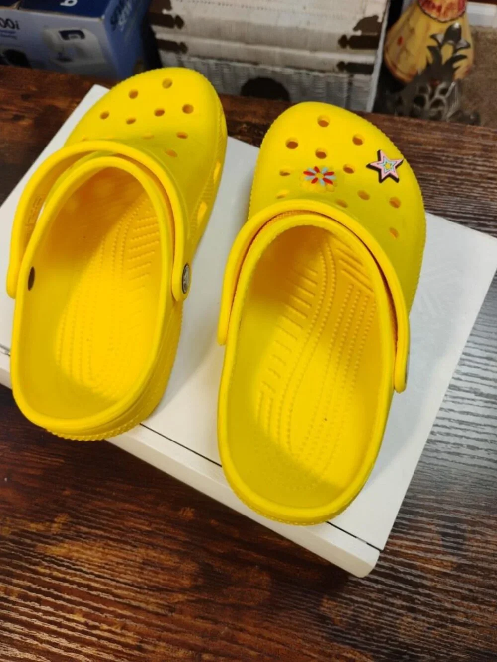 Crocs Classic Yellow Clogs Big Kids J3 With 2 Charms